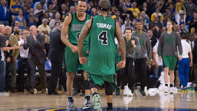 Radost basketbalistů Bostonu Celtics.