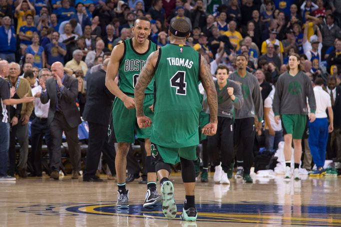 Boston ukončil rekordní sérii Golden State. Avery Bradley a Isaiah Thomas (4) Boston