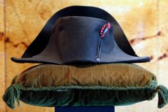 Ve Francii byl vydražen Napoleonův klobouk