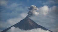 Volcán de Fuego je jednou z třicítky sopek v Guatemale, aktivní jsou ale jen tři. Fuego patří k vůbec nejaktivnějším sopkám ve Střední Americe, lehký kouř z něj stoupá prakticky denně.