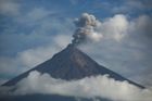 Volcán de Fuego je jednou z třicítky sopek v Guatemale, aktivní jsou ale jen tři. Fuego patří k vůbec nejaktivnějším sopkám ve Střední Americe, lehký kouř z něj stoupá prakticky denně.