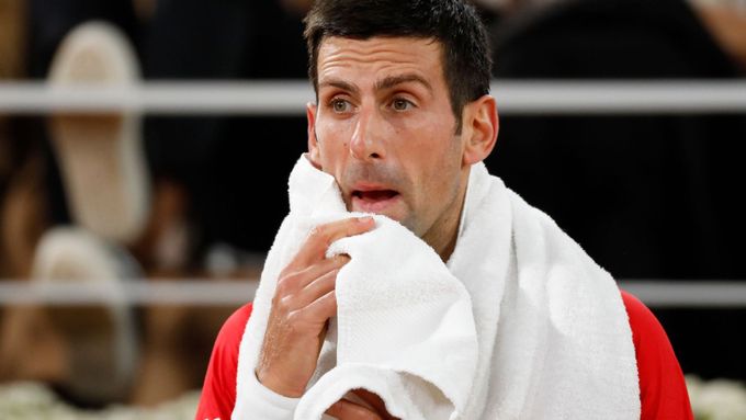Šokovaný Novak Djokovič během jednoznačného finále Roland Garros.