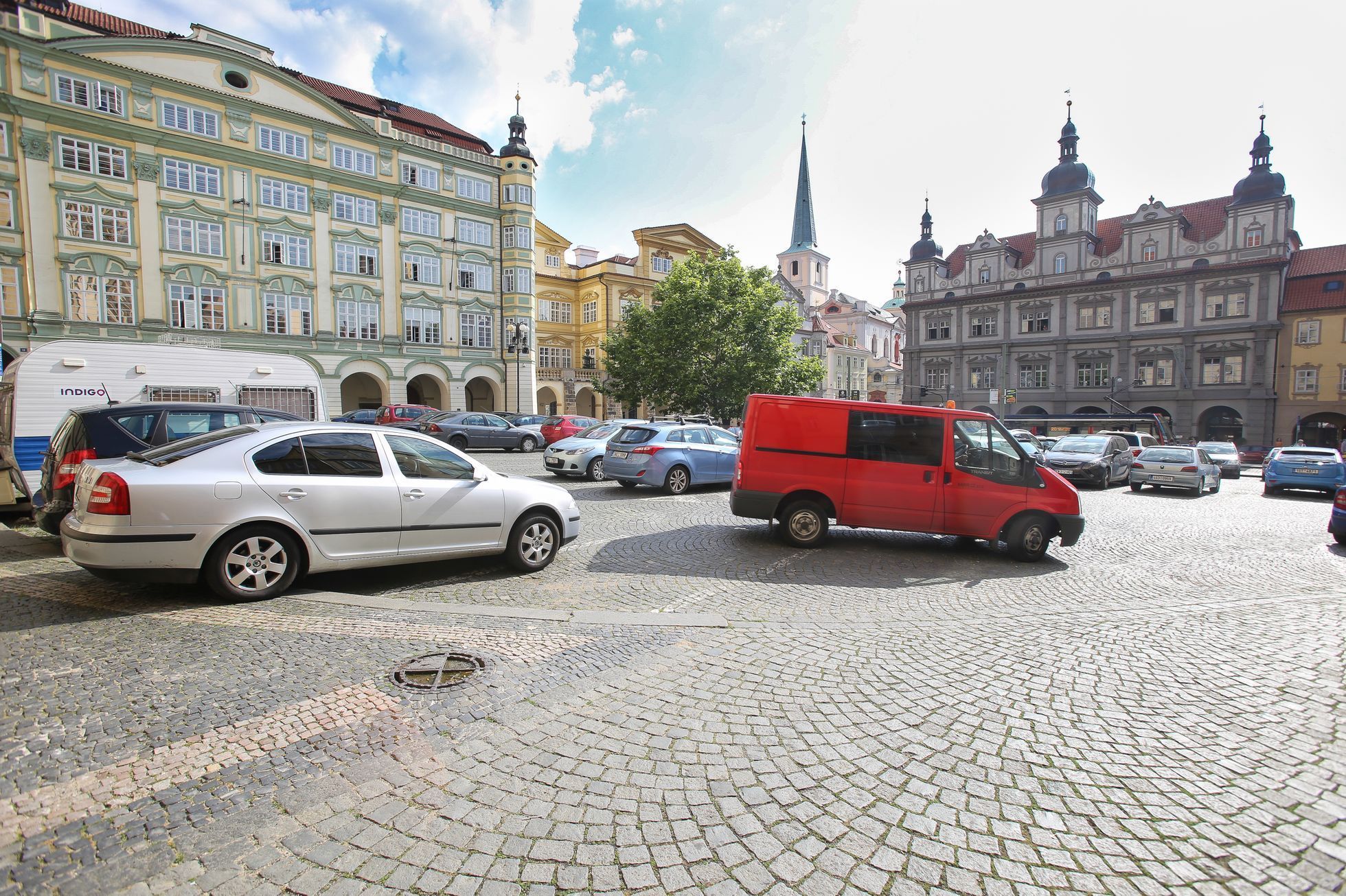 Malostranské náměstí v Praze před a po zrušení parkoviště