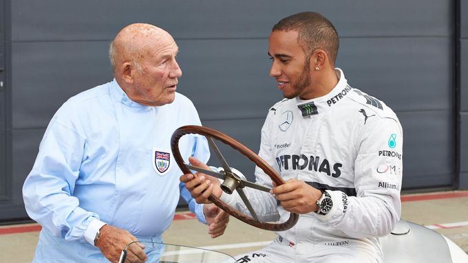 Co by za volant, kterým řídil svůj vůz Stirling Moss, dal v některých situacích v Baku Lewis Hamilton.