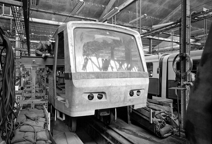 Fotografie z historie výrobního závodu Tatra Smíchov v Praze. Snímek z roku 1971.