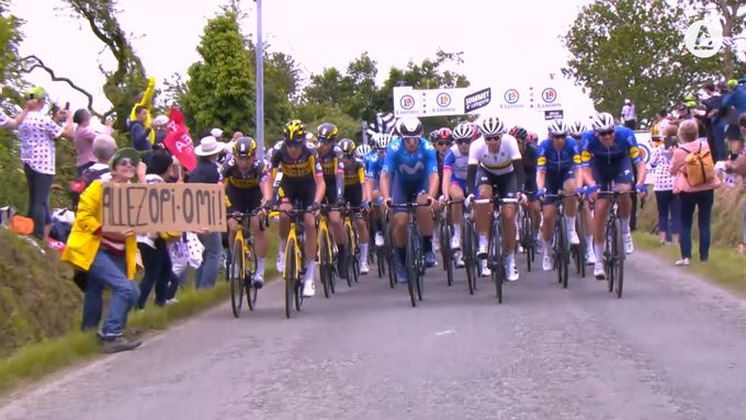 Kartonovou cedulí srazila fanynka Tour de France peleton k zemi