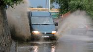 Jinde voda zaplavila celou silnic. Motoristé se ji přesto snažili projet.