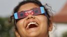 A girl reacts as she uses a pair of eclipse glasses to watch Venus passing the sun in Kolkata June 6, 2012. The planet Venus made a slow transit across the face of the sun on Tuesday, the last such passing that will be visible from Earth for 105 years. REUTERS/Rupak De Chowdhuri (INDIA - Tags: SCIENCE TECHNOLOGY) Published: Čer. 6, 2012, 8:32 dop.