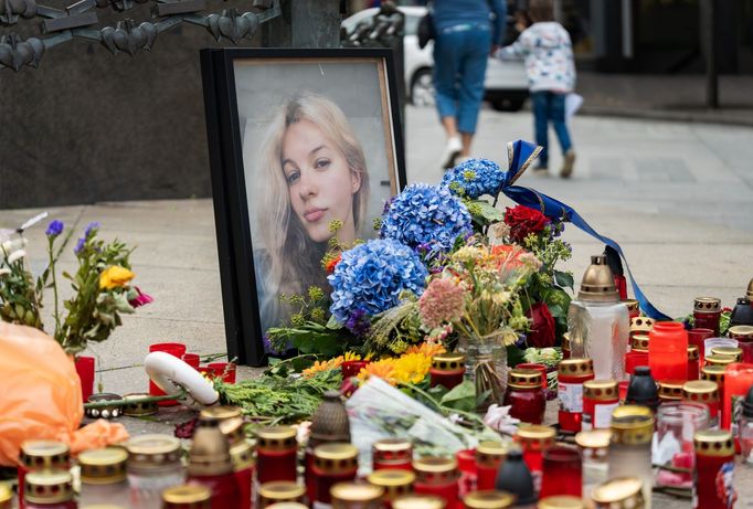 Na pražské Václavském náměstí vzniklo pietní místo pro zavražděnou Ukrajinku Irynu Zarutskou i republikánského influencera Charlieho Kirka. Jeho portrét ale zmizel.