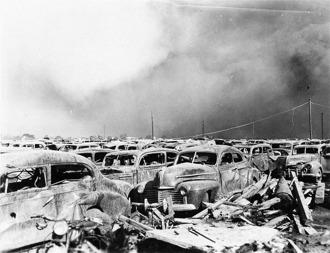 Francouzská nákladní loď Grandcamp v americkém přístavu Texas City, rok 1947