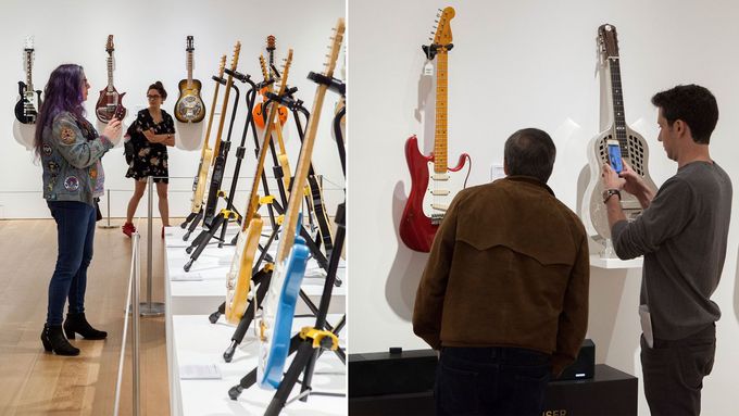 Fanoušci si prohlížejí Gilmourovy kytary v newyorském Rockefellerově centru.