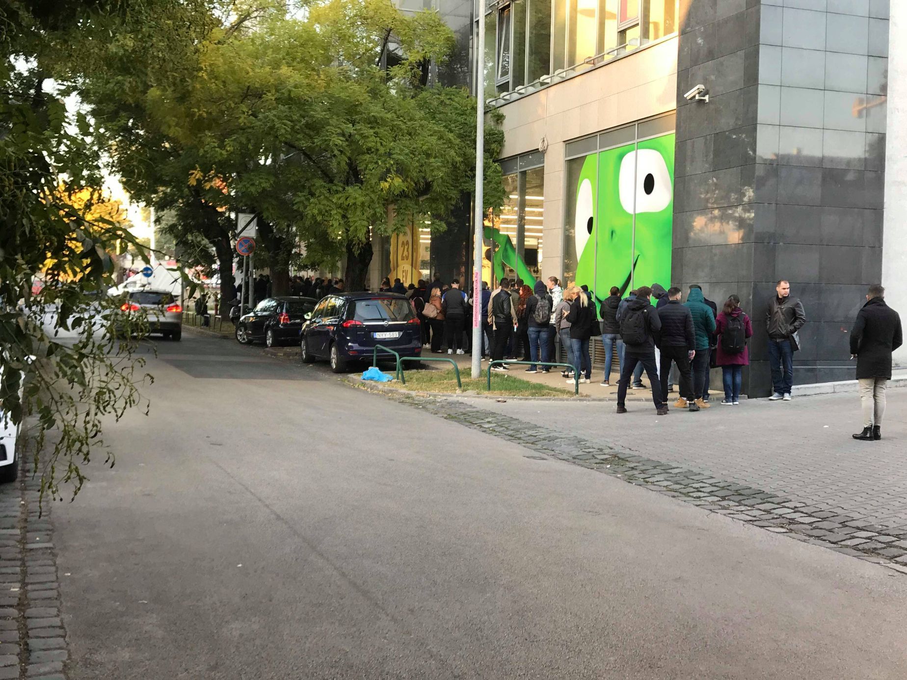 Alza otevřela showroom v Budapešti, slevy přilákaly davy lidí.