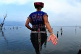 Guatelamala – Lake Atitlan. Cestovatelka se fotí zezadu, aby snímky nepoutaly pozornost přímo na ni. Chce jimi inspirovat ostatní, ať se nebojí udělat velkou změnu ve svém životě.