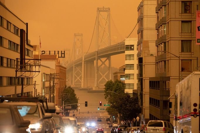 Požáry v Kalifornii zahalily San Francisco do rudé tmy.