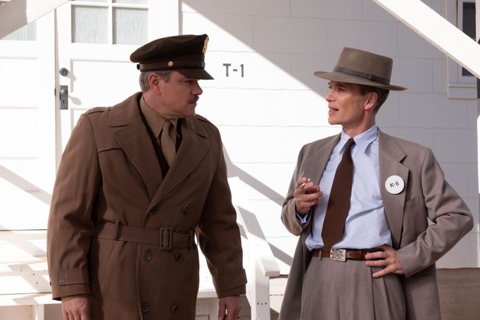 Matt Damon v roli Leslieho Grovese a Cillian Murphy jako Robert Oppenheimer.