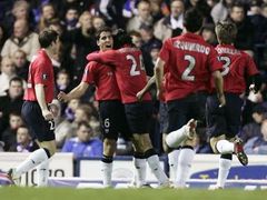 Garcia z Osasuny Pamlona (druhý zleva) slaví se spoluhráči gól v brance Glasgowu Rangers.