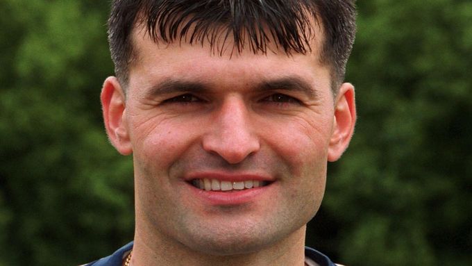 Připomeňte si s námi kariéru fotbalového brankáře Pavla Srníčka, jenž dnes zemřel ve věku 47 let na následky srdečního kolapsu.