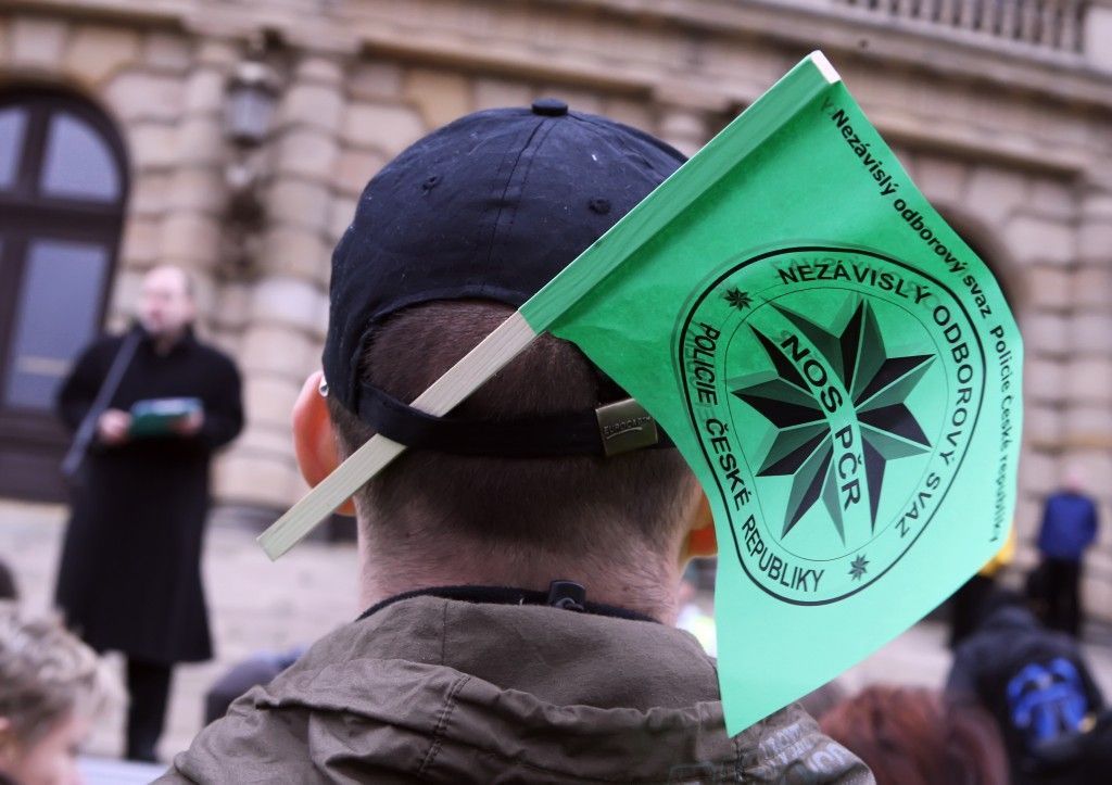 Demonstrace hasičů a policistů proti snížení platů
