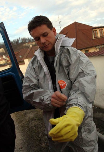 Hasič Martin Nosek se připravuje na zásah