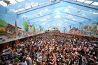 Letošní Oktoberfest začal 21. září. Pivo teklo proudem v tradičních stanech.