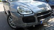 Policie k rekonstrukci přídadu přivezla Janouškovo Porsche Cayenne, kterým před třemi měsíci naboural do Volva poškozené ženy a později ji jím srazil.