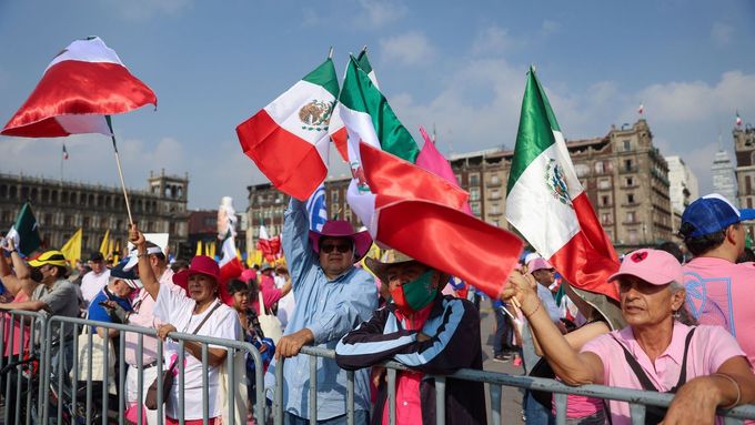 Demonstranti mávají mexickými vlajkami při shromáždění na podporu demokracie před volbami, které budou 2. června. Mexico City, 19. května 2024.