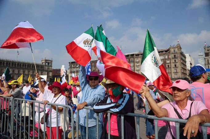 Demonstranti mávají mexickými vlajkami při shromáždění na podporu demokracie před volbami, které budou 2. června. Mexico City, 19. května 2024.