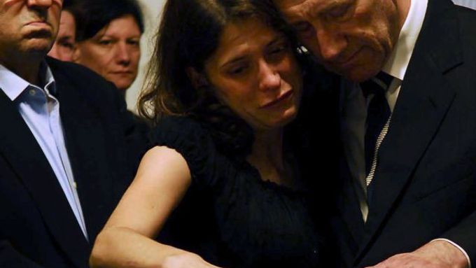 Vdovu po Ehudu Goldwasserovi utěšuje nad jeho rakví izraelský premiér Ehud Olmert.