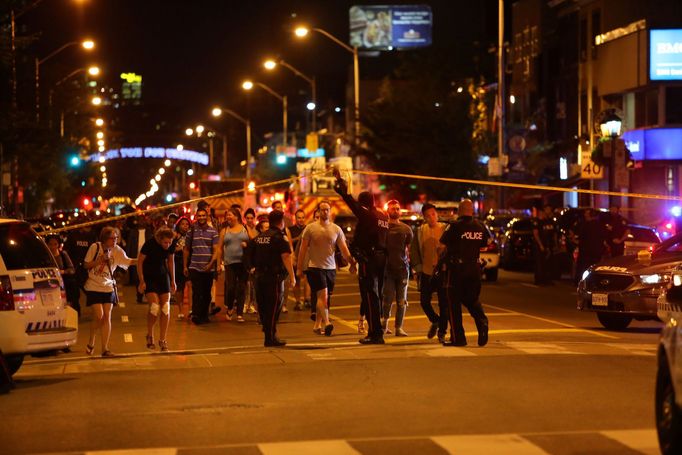 Kanada, Toronto: Střelec zranil 13 lidí před restaurací, jednu ženu zabil