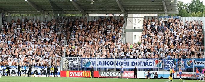 Na Slovácko přicestovalo z Ostravy několik stovek fanoušků.