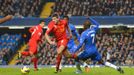 Fotbalista Liverpoolu Steven Gerrard běží s míčem přes Ramirése v utkání proti Liverpoolu v anglické Premier League 2012/13.