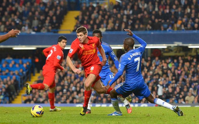 Fotbalista Liverpoolu Steven Gerrard běží s míčem přes Ramirése v utkání proti Liverpoolu v anglické Premier League 2012/13.