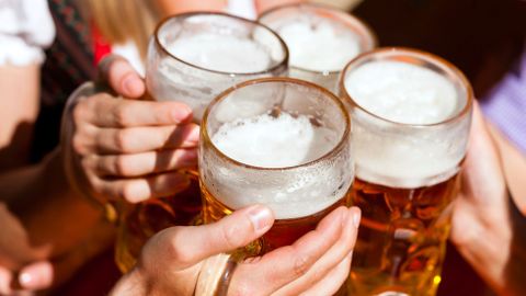 Čeští muži spojují svou identitu s pitím alkoholu, krize mužství je reálný problém, tvrdí psycholog