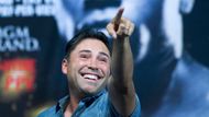 2. OSCAR DE LA HOYA: Dnes úspěšný manažer, dříve ještě úspěšnější boxer. Bijec s přezdívkou Golden Boy udělal z boxu skutečně byznys. Za kariéru si v čistém zisku vydělal na 700 milionů dolarů, nejvíce pak za zápas s Floydem Mayweatherem juniorem v roce 2007 - 53 milionů dolarů! Co na tom, že v něm nakonec prohrál. Ostatně tento zápas je na pomyslném žebříčku nejdražších v historii - koukalo na něj 2,5 milionů předplatitelů, zisk pak činil 160 milionů dolarů!