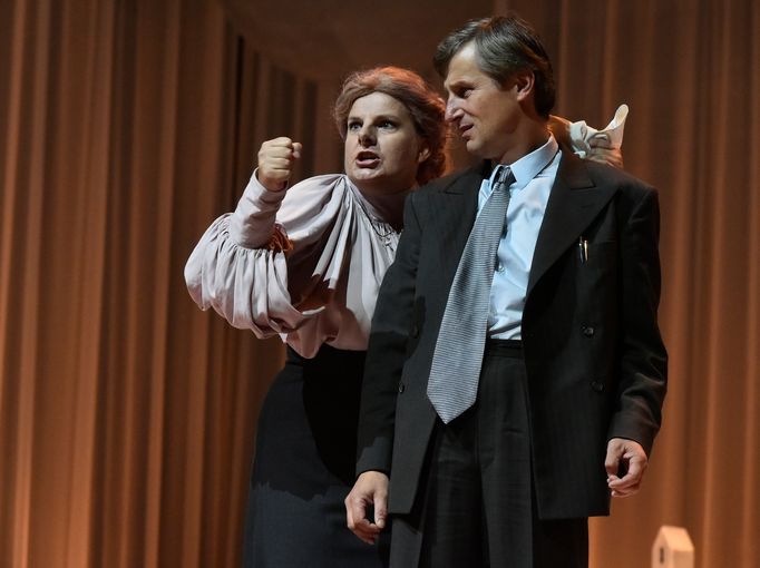 Lenka Schreiberová jako Matka a Jakub Škrdla v hlavní roli Bohuslava Martinů na zkoušce inscenace Martinů - Česká rapsodie Bohuslavova.