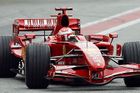 Schumacher se znovu vrací do vozu Ferrari. Na test