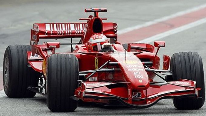 Michael Schumacher usedne do kokpitu Ferrari i v prosinci.