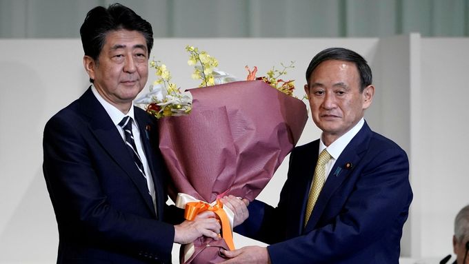 Šinzó Abe a Jošihide Suga poté, co byl Suga zvolen předsedou vládnoucí Liberálnědemokratické strany.