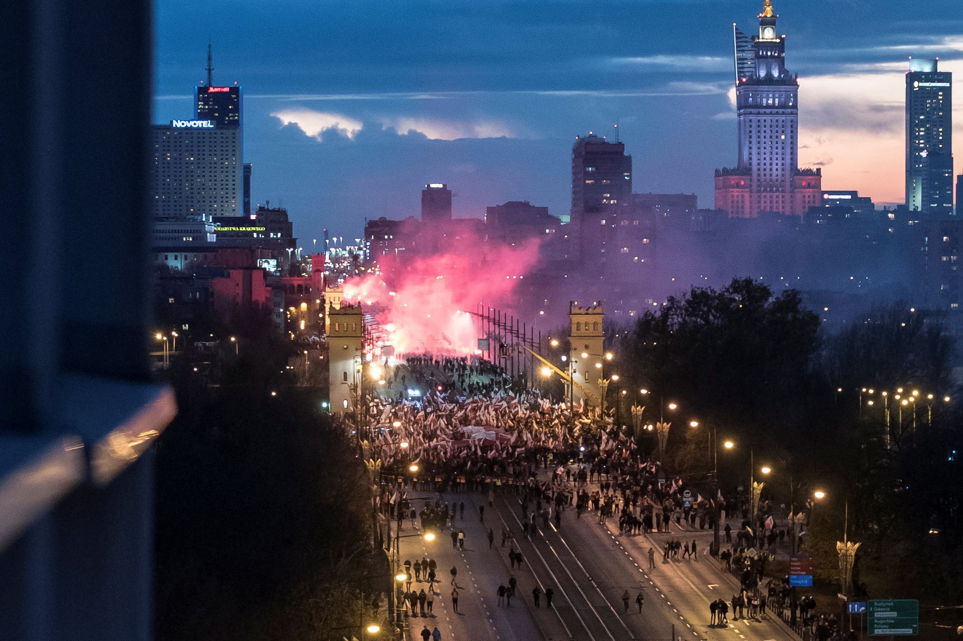 Pochod na výročí 99 let polské nezávislosti, na kterém se například vykřikovalo "Evropa bude bílá, nebo neobyvatelná".
