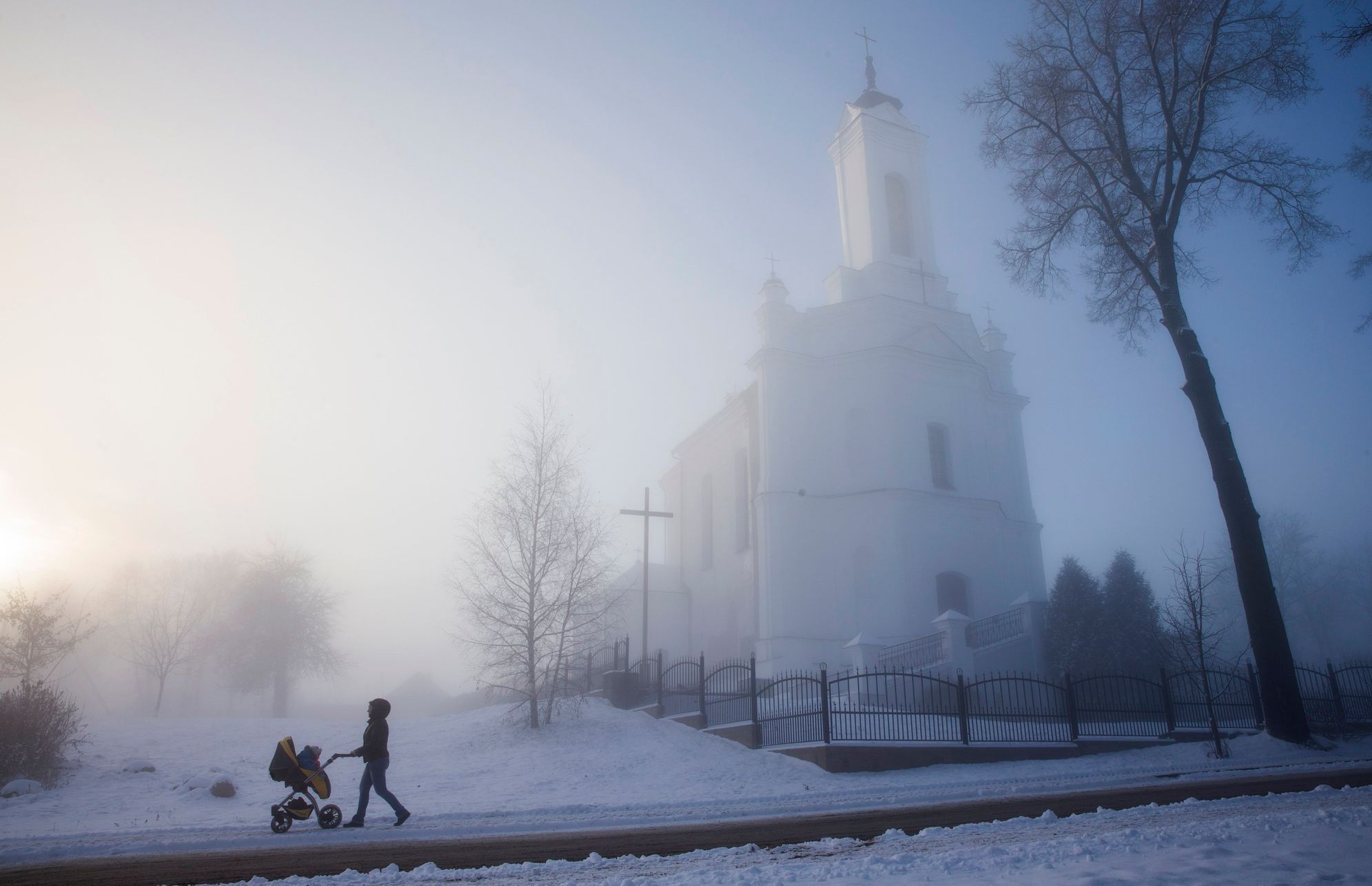 Minsk, Bělorusko, zima, kostel, mráz, sníh