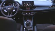 Hyundai i30 N není jen silnější verzí konvenční i30. Je to svébytný model. Má vynikající přeplňovaný dvoulitrový motor, mnohem tužší karoserii se zesilujícími rámy, tužší odpružení, silnější brzdy, upravený podvozek. A sportovní sedadla.