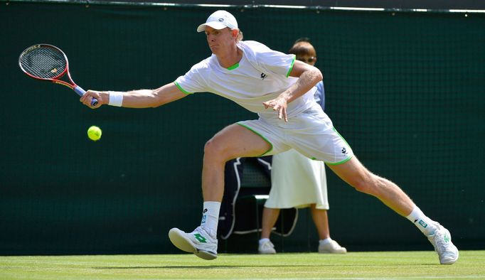 Kevin Anderson v zápase s Tomášem Berdychem na Wimbledonu 2013