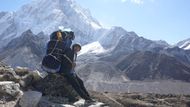 Nosič si dopřává krátký odpočinek na kamenité stezce vedoucí do základního tábora pod Everestem, poblíž vesnice Lobuche v oblasti Solukhumbu. Bez jejich síly by expedice na Everest byly téměř nemožné, nosiči jsou tichými hrdiny Himálaje.