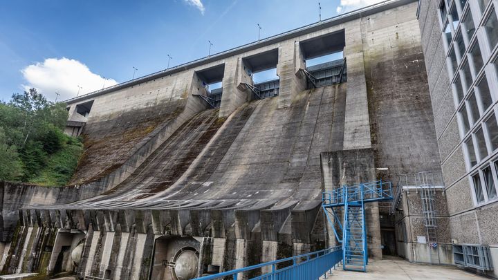 Turbíny vysoké jako panelák, potrubím by projelo metro. V útrobách elektrárny Orlík; Zdroj foto: Václav Vašků
