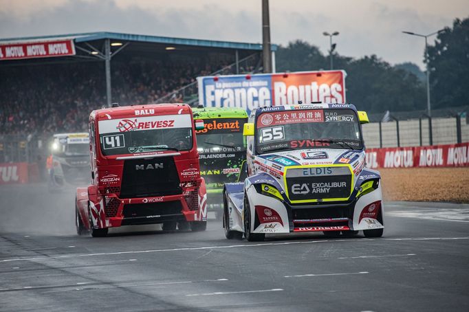 Piloti Buggyry Adam Lacko (55) bojuje s Norbertem Kissem v závodě ME v Le Mans