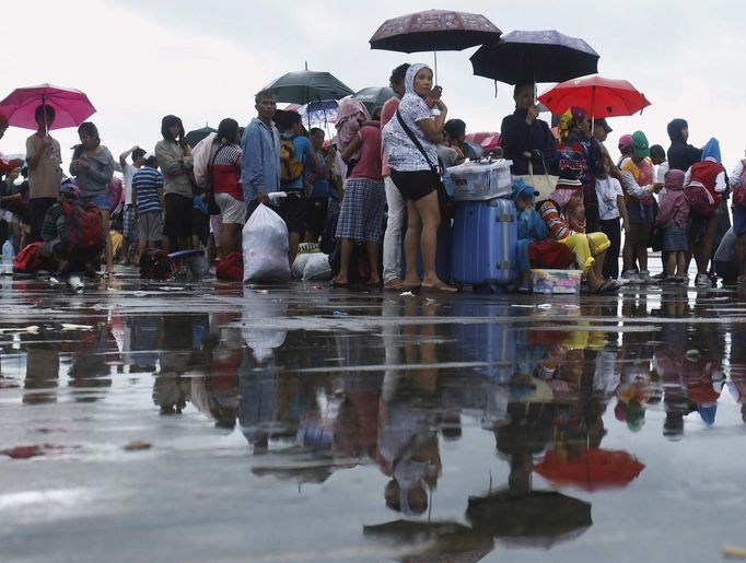 Obyvatelé zničeného města Tacloban čekají na evakuaci. (12. listopadu 2013)