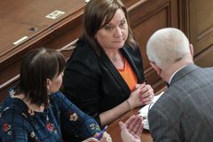 Sněmovna schválila zvýšení schodku letošního rozpočtu ze 40 na 200 miliard