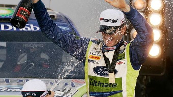 Marcus Grönholm slaví vítězství v Rallye Nový Zéland.