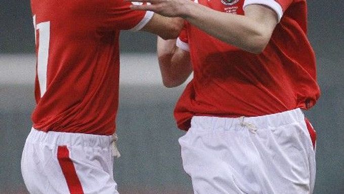 Gareth Bale (vpravo) z týmu Walesu se se svým spoluhráčem Ryanem Giggsem raduje z gólu do sítě San Marina v kvalifikačním zápase o EURO 2008.