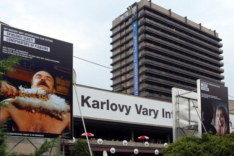 44. MFF Karlovy Vary - hotel Thermal a festivalové postery